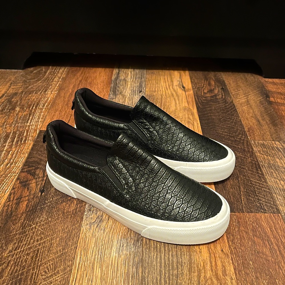 Jenn Ardor Women’s Slip-On Black Snakeskin Casual Sneaker Size 9 BRAND NEW!!